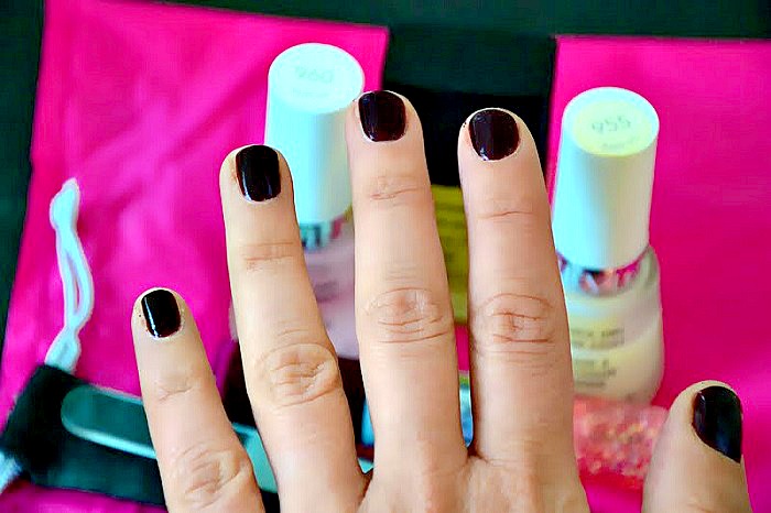 how-to-wear-dark-nail-polish-style-on-the-side